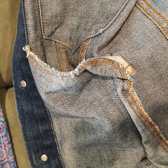 Gender neutral..Levi's Trucker Jacket - Picture 6 of 8